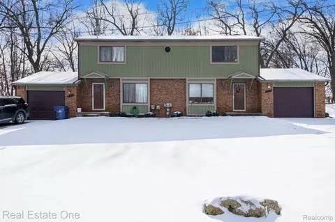 229 Summit Rdg, White Lake, MI 48386
