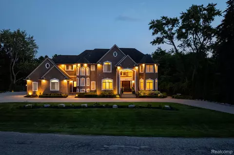 1015 Joanne Ct, Bloomfield Hills, MI 48302