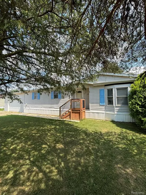 129 Pineview Dr, Flint, MI 48506