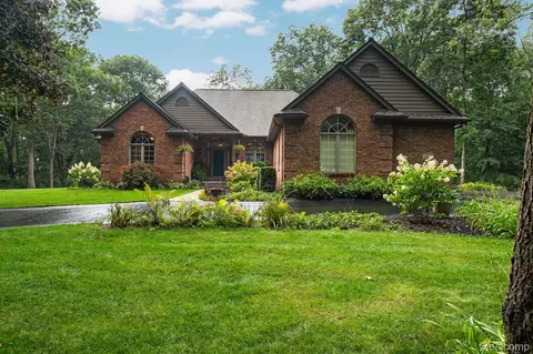 1438 Duff Ln, Milford, MI 48381