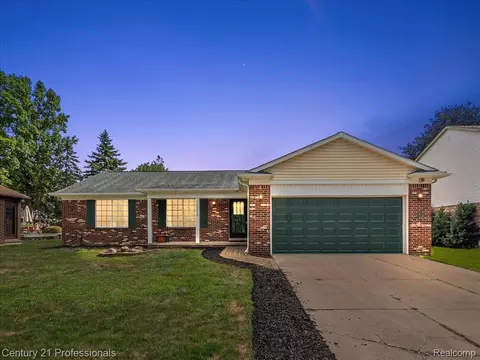 15958 Kingston Dr, Fraser, MI 48026