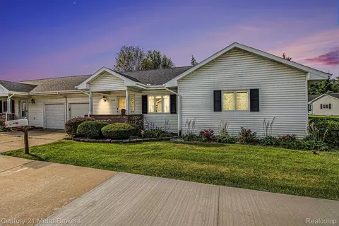 3339 Pine Villa Ct, Grand Blanc, MI 48439