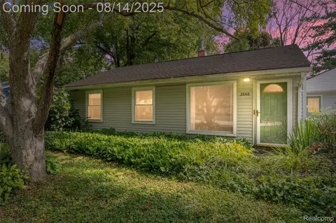 2848 Edna Jane Dr, Auburn Hills, MI 48326