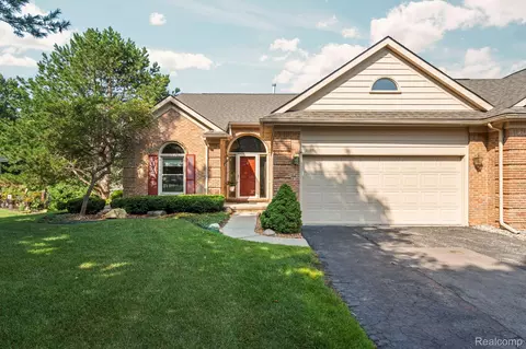 1127 Eagle Nest Dr, Milford, MI 48381