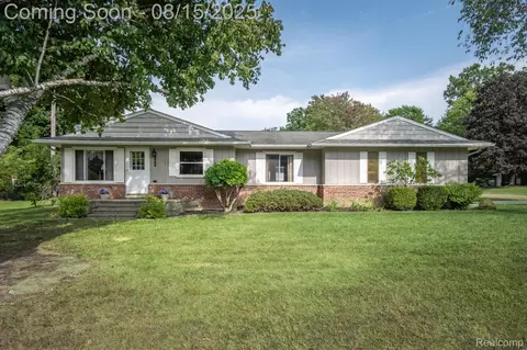 1412 Booth St, Howell, MI 48843