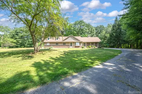 940 W Predmore Rd, Oakland, MI 48363