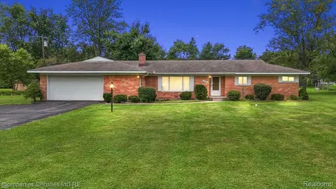 24467 Westmoreland Dr, Farmington, MI 48336