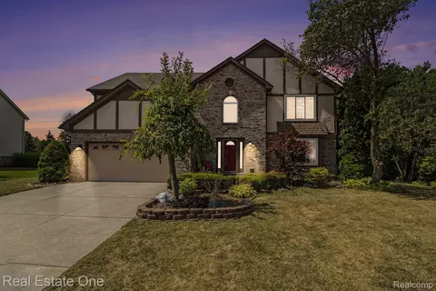 3464 Kossuth Ct, Lake Orion, MI 48360