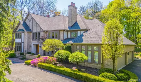 371 Pine Ridge Dr, Bloomfield Hills, MI 48304