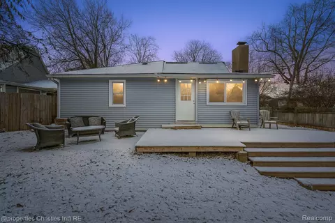 2925 Seebaldt Ave, Waterford, MI 48329