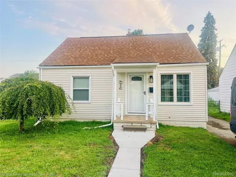 19021 Birmingham St, Roseville, MI 48066