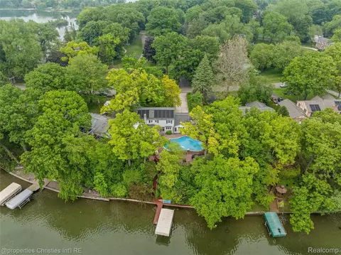 3379 Wormer Dr, Waterford, MI 48329