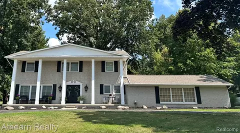 1273 Kennebec Rd, Grand Blanc, MI 48439