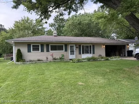 6344 Woodsdale Dr, Grand Blanc, MI 48439