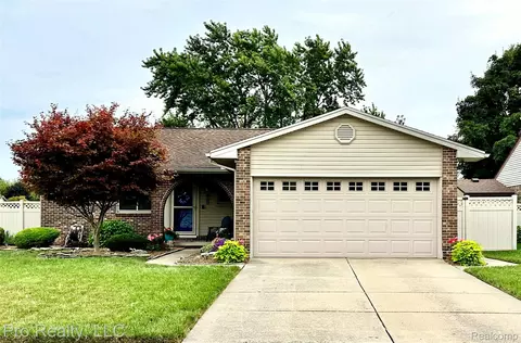 15355 Dondero Dr, Southgate, MI 48195