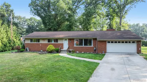 21321 Knudsen Ct, Grosse Ile, MI 48138