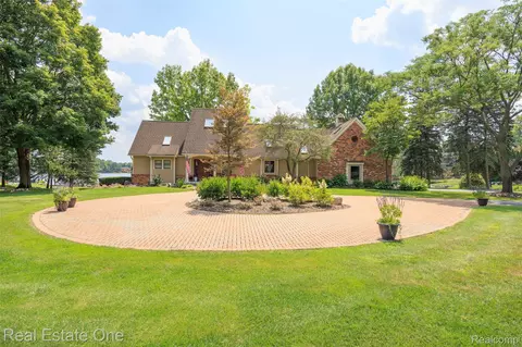 8485 Waumegah Rd, Springfield, MI 48348
