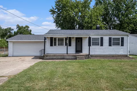 4147 Carmanwood Dr, Flint, MI 48507
