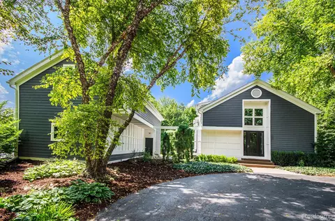 5751 Dora Ln, Independence, MI 48348