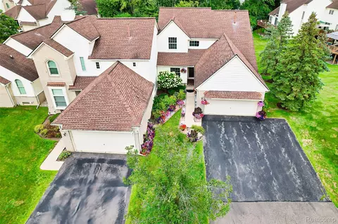 43730 Algonquin Dr, Novi, MI 48375