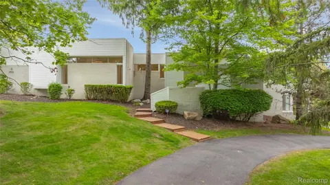 1752 Alexander Dr, Bloomfield Township, MI 48302