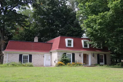 5435 S Sycamore Dr, Burton, MI 48509