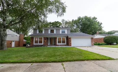 15609 Stonehouse Cir, Livonia, MI 48154