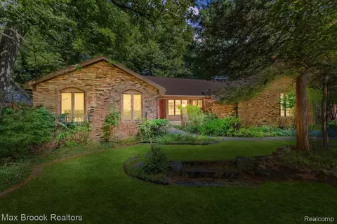 277 Grosse Pines Dr, Rochester Hills, MI 48309
