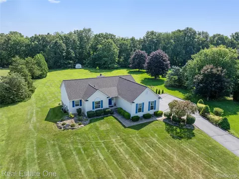 11121 Home Shore Dr, Pinckney, MI 48169