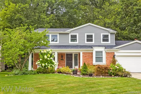 635 Timberline Dr, Rochester Hills, MI 48309
