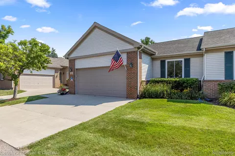 698 Ravencrest Ln, Westland, MI 48185