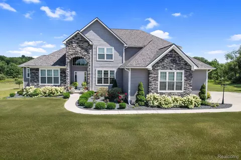 5348 Stone Garden Dr, Howell, MI 48843