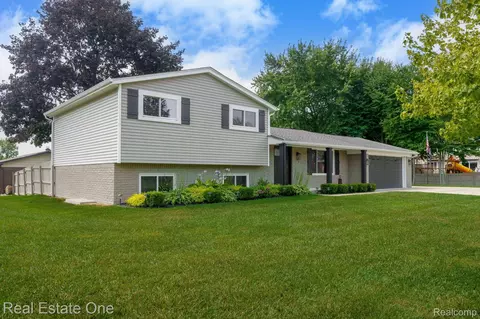 9545 Crown Ridge Dr, White Lake, MI 48386