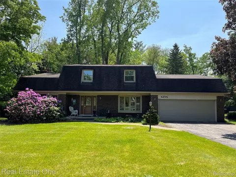 4255 Petrel Ct, Highland, MI 48357