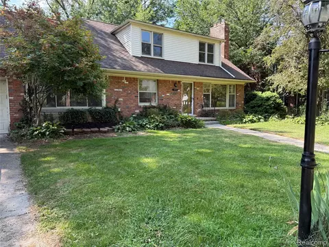 18141 Sunnybrook Ave, Southfield, MI 48076