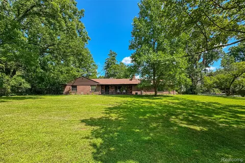 30415 S Greenbriar Rd, Franklin, MI 48025