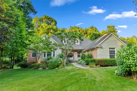 9748 Kings Vly, Springfield, MI 48348