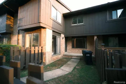 37343 Clubhouse Dr, Sterling Heights, MI 48312