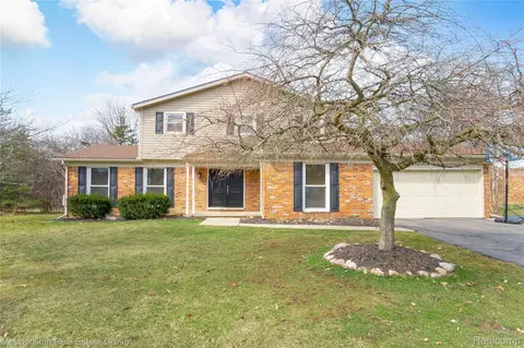 6364 Pinecroft Dr, West Bloomfield, MI 48322