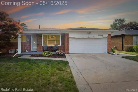30529 Newport Dr, Warren, MI 48088