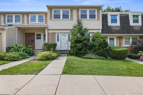 1747 Brentwood Dr #305, Troy, MI 48098