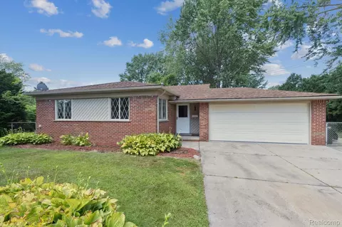 11261 Alwardt Dr, Sterling Heights, MI 48313
