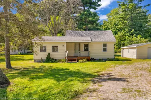 6555 Bunker Rd, Lakeport, MI 48059