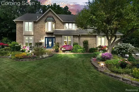 399 Silvervale Dr, Rochester Hills, MI 48309