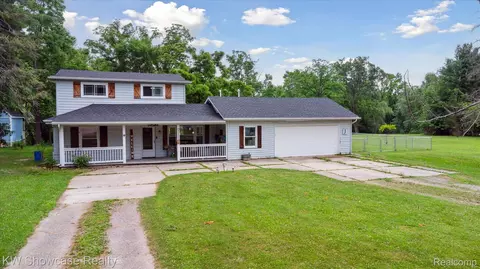 23500 Sans Souci St, Farmington Hills, MI 48336