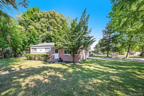 6100 Williams Lake Rd, Waterford, MI 48329