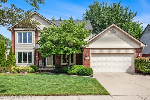 2929 Chippewa Dr, Troy, MI 48085