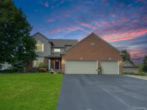 12369 Orchard Wood Dr, Fenton, MI 48430