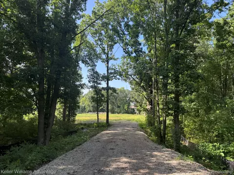 10493 Spring Grv, Brighton, MI 48114