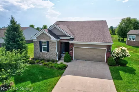 9059 Pine Valley Dr, Grand Blanc, MI 48439